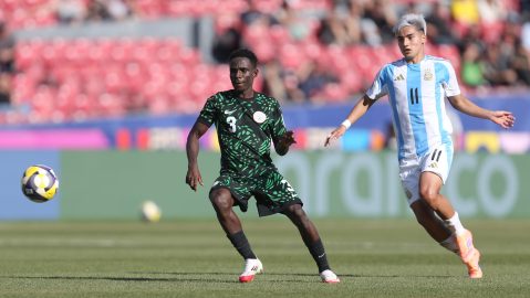 AMDEP5637. SANTIAGO (CHILE), 08/10/2025.- Ian Subiabre (d) de Argentina disputa un balón con Odinaka Emmanuel Okoro de Nigeria este miércoles, durante un partido de octavos de final de la Copa Mundial Sub-20 entre Argentina y Nigeria en el estadio Nacional Julio Martínez Prádanos en Santiago (Chile). EFE/ Ailen Díaz