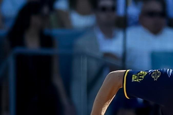 Jacob Misiorowski, el impresionante pitcher novato de los Brewers, lanza durante el juego 3 de la Serie de Campeonato de la Liga Nacional en Los Ángeles. El hombre de 6-7 pies de estatura maniató a los Dodgers.