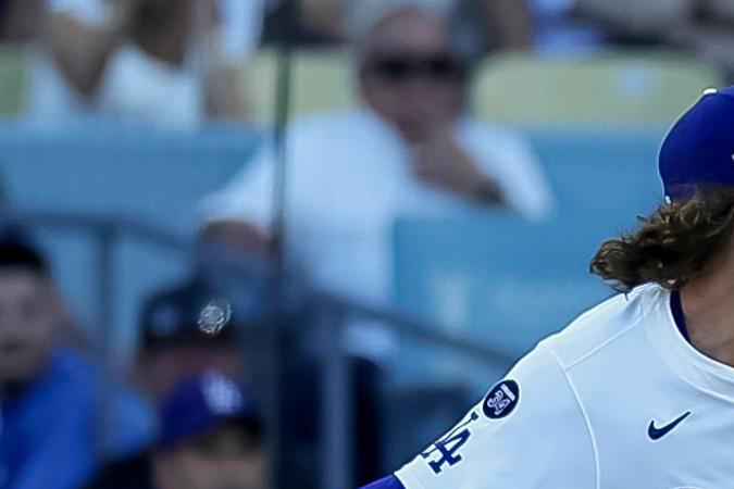 Tyler Glasnow lanza contra Milwaukee en otra excelente actuación en los playoffs. El pitcher de 6-8 pies de estatura solo recibió 3 hits en 5-2 entradas de labor para los Dodgers.