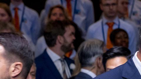 Merz (izquierda en la imagen) habla con Trump durante la cumbre de la OTAN de 2025 en La Haya, Países Bajos.