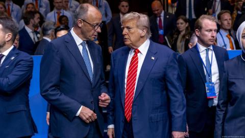 Merz (izquierda en la imagen) habla con Trump durante la cumbre de la OTAN de 2025 en La Haya, Países Bajos.