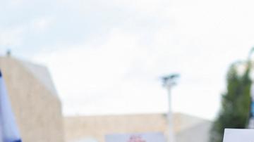 Centenares de personas comenzaron a reunirse desde las primeras horas del lunes (13.10.2025) en la Plaza de los Rehenes de Tel Aviv, para esperar a sus familiares liberados.