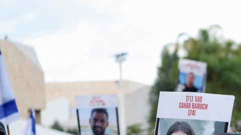 Centenares de personas comenzaron a reunirse desde las primeras horas del lunes (13.10.2025) en la Plaza de los Rehenes de Tel Aviv, para esperar a sus familiares liberados.