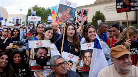 Centenares de personas comenzaron a reunirse desde las primeras horas del lunes (13.10.2025) en la Plaza de los Rehenes de Tel Aviv, para esperar a sus familiares liberados.