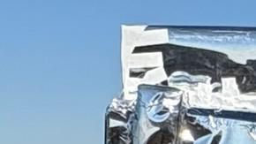 Mujer presencia caída de objeto espacial en terreno agrícola