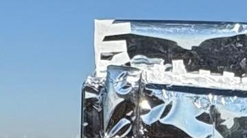 Mujer presencia caída de objeto espacial en terreno agrícola
