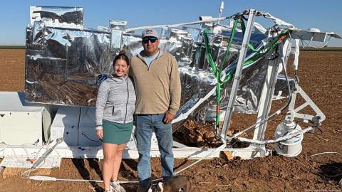 Mujer presencia caída de objeto espacial en terreno agrícola