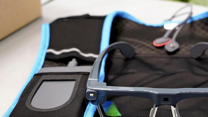 Las nuevas gafas inteligentes Amelia, presentadas por Amazon en octubre de 2025, mostraron indicaciones paso a paso y escanearon códigos para optimizar las entregas.