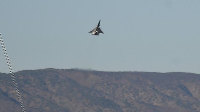 Trabajadores aeroespaciales y sus familias presenciaron el histórico despegue del X-59 desde las instalaciones Skunk Works en Palmdale, bajo el mando del piloto de pruebas Nils Larson.