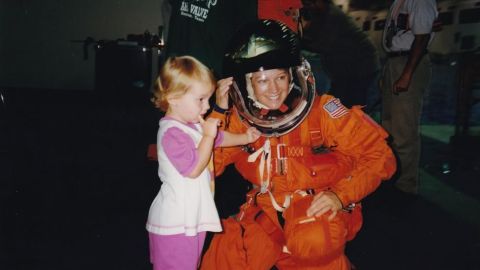 "Es más difícil ser madre que pilotar un transbordador espacial": Eileen Collins, la primera mujer comandante espacial de la NASA