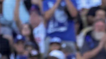 Los fans de los Dodgers despiden con una ovación al pitcher Tyler Glasnow durante la sexta entrada del juego 3 de la Serie de Campeonato. Los abridores de Los Ángeles han dominado por completo al equipo que más partidos ganó en la temporada de MLB.