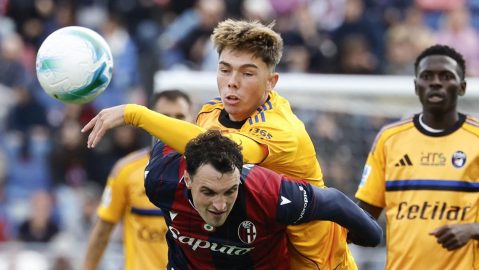 BOLOGNA (Italy), 05/10/2025.- Bologna's Nadir Zortea (L) and Pisa's Louis Thomas Buffon in action during the Italian Serie A soccer match between Bologna FC and Pisa SC in Bologna, Italy, 05 October 2025. (Italia) EFE/EPA/SERENA CAMPANINI