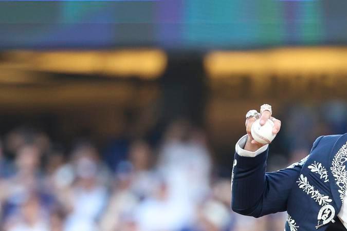 Joe Kelly, expitcher de los Dodgers, realiza el lanzamiento ceremonial de la primera bola antes del inicio de la serie de comodines entre Los Ángeles y Cincinnati. Kelly vistió su chaquetilla de mariachi que alguna vez vistió en la Casa Blanca.