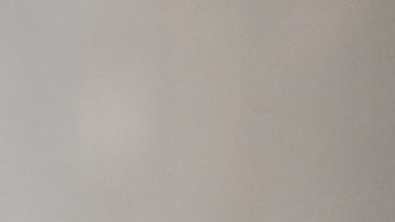 George Atkinson firma un casco de los Raiders.