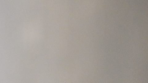 George Atkinson firma un casco de los Raiders.