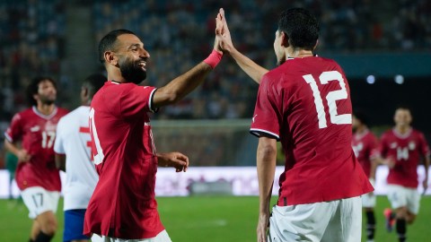 Mohamed Salah (i) celebra un gol de Egipto.