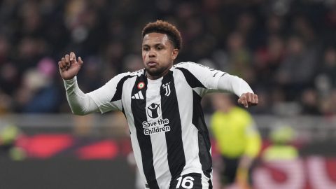 Juventus' Weston McKennie runs during the Serie A soccer match between AC Milan and Juventus at the San Siro stadium, in Milan, Italy, Saturday, Nov. 23, 2024. (AP Photo/Antonio Calanni)