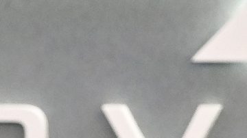 Tim Cook (izq.) CEO de Apple, con Eddy Cue, vice presidente senior de Servicios de Apple, en la premiere de la película "F1".