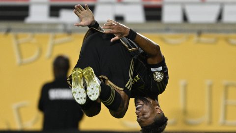 Denis Bouanga celebra tras anotar el gol de Los Ángeles FC en el empate 1-1 contra Flamengo en el Mundial de Clubes, el martes 24 de junio de 2025, en Orlando. (AP Foto/Phelan Ebenhack)