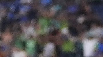 Obed vargas (18) celebra un gol con su compañero Jesús Ferreira.