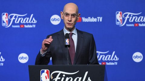 ARCHIVO - Foto del 5 de junio del 2025, el comisionado de la NBA Adam Silver en conferencia de prensa en Oklahoma City. (AP Foto/Nate Billings, Archivo)
