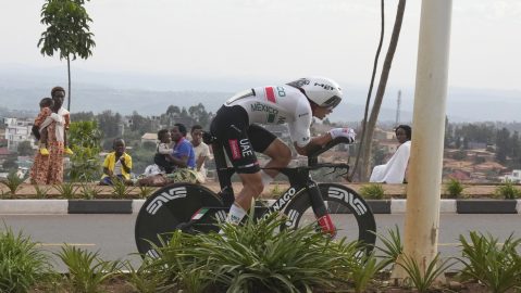 Isaac del Toro apenas tiene 21 años y ya escribió con letras de oro su nombre en los libros de historia del ciclismo mexicano.