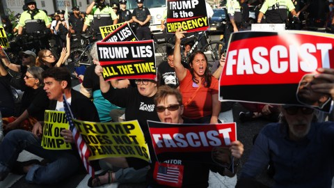 Miles se oponen a las políticas del presidente Trump.