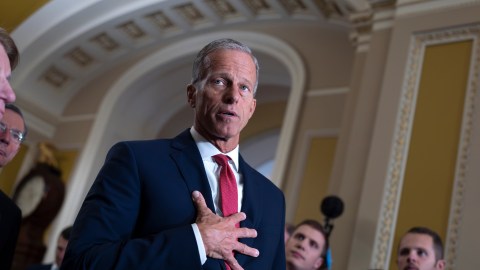 El líder de la mayoría republicana en el Senado, John Thune.