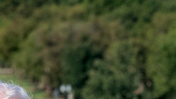 El presidente de la Cámara de Representantes, Mike Johnson, escucha mientras el líder de la mayoría en el Senado, John Thune, muestra el proyecto de ley de financiación provisional.