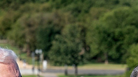 El presidente de la Cámara de Representantes, Mike Johnson, escucha mientras el líder de la mayoría en el Senado, John Thune, muestra el proyecto de ley de financiación provisional.