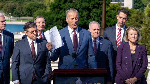 El presidente de la Cámara de Representantes, Mike Johnson, escucha mientras el líder de la mayoría en el Senado, John Thune, muestra el proyecto de ley de financiación provisional.