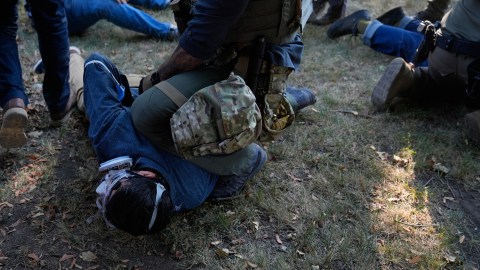 Un activista es detenido en Chicago por un agente federal.
