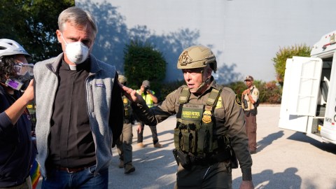 Agentes federales repliegan a manifestantes en Chicago.