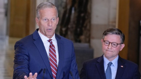 Los líderes republicanos del Congreso, John Thune, en el Senado, y Mike Johnson, en la Cámara.