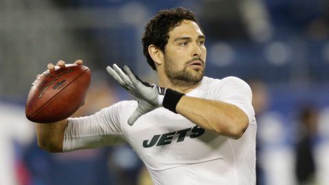 ARCHIVO - Foto del 17 de diciembre del 2012, el quarterback de los Jets de Nueva Yok Mark Sanchez calienta antes del juego ante los Titansde Tennessee. (AP Foto/Wade Payne, File)