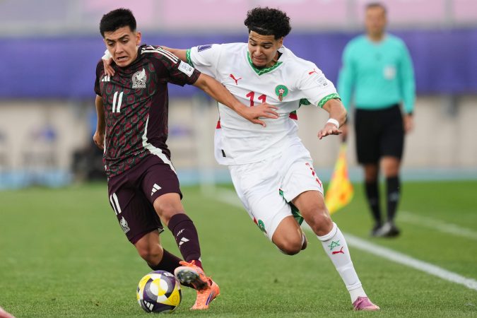 Mexico's Gilberto Mora, left, and Morocco's Ilias Boumassaoudi battle for the ball during a FIFA U-20 World Cup Group C soccer match at Elias Figueroa Brander Stadium in Valparaiso, Chile, Saturday, Oct. 4, 2025. (AP Photo/Andre Penner)