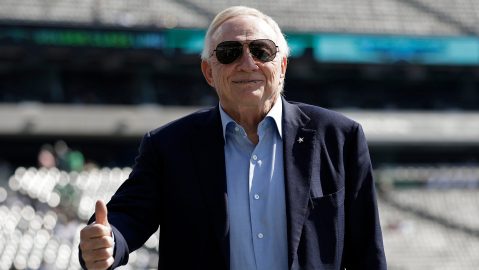 Jerry Jones levantó el pulgar desde su palco, luego mostró el dedo medio al público y finalmente el dedo índice.