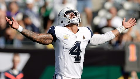 Dak Prescott, de los Cowboys de Dallas, reacciona a una carrera de anotación de Javonte Williams durante la primera mitad de un juego de fútbol americano de la NFL contra los Jets de Nueva York el domingo 5 de octubre de 2025, en East Rutherford, Nueva Jersey. (AP Photo/Adam Hunger)