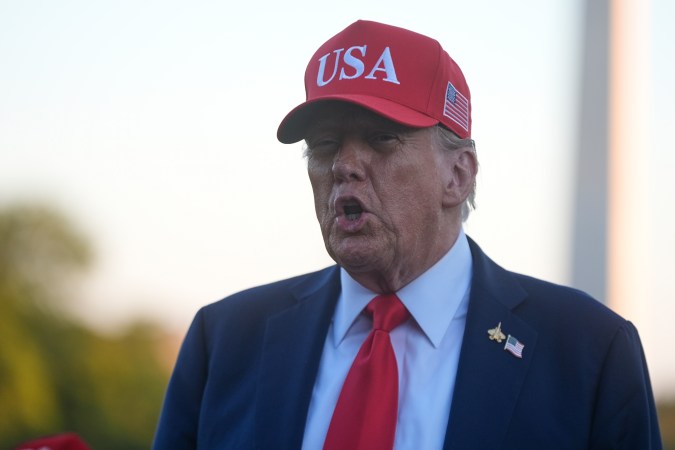 Trump anuncia que los aranceles a camiones, que afectan a México, comenzarán en noviembre