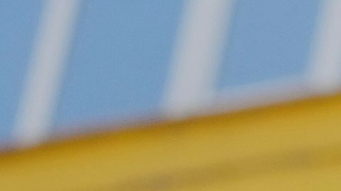 Un aficionado llora por la muerte de Russo afuera del estadio de Boca Juniors.