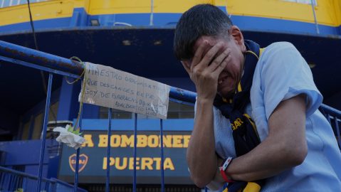 Un aficionado llora por la muerte de Russo afuera del estadio de Boca Juniors.