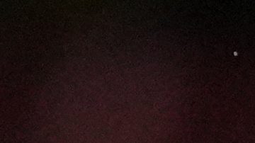 Mateo Silvetti disputa un balón por aire con Diego Ochoa.