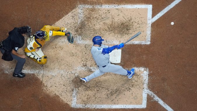 Vista aérea del swing de Max Muncy, jugador de los Dodgers, para conectar un jonrón en la sexta entrada del segundo juego de la Serie de Campeonato contra Milwaukee.