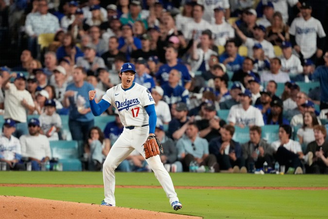 Shohei Ohtani reacciona con emoción tras un doble play conseguido por los Dodgers en el tercer inning del juego 4 de la Serie de Campeonato. Los Ángeles obtuvo el título de la Liga Nacional por segundo año seguido.