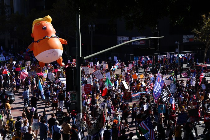 Manifestantes marchan en Los Ángeles durante la protesta "No Kings" el 18 de octubre de 2025.