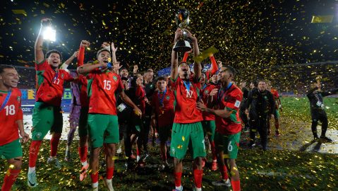Jugadores de Marruecos levantan el trofeo que los acredita como campeones del mundo Sub-20.