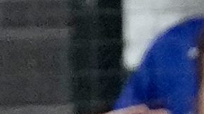 Addison Barger, de los Blue Jays, contempla su batazo de jonrón con las bases llenas en la sexta entrada, un histórico grand slam que ayudó a Toronto a vencer a Los Ángeles en el inicio de la Serie Mundial.