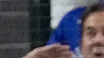 Addison Barger, de los Blue Jays, contempla su batazo de jonrón con las bases llenas en la sexta entrada, un histórico grand slam que ayudó a Toronto a vencer a Los Ángeles en el inicio de la Serie Mundial.