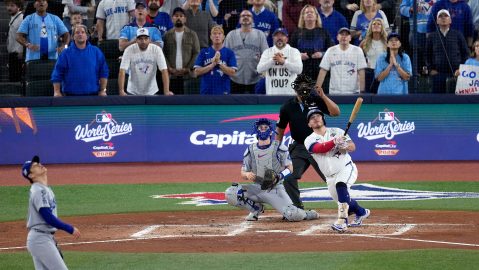Alejandro Kirk impulsó la única carrera de los Blue Jays en el juego 2 de la Serie Mundial.