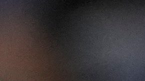 Yoshinobu Yamamoto es felicitado por su compañero Teoscar Hernández luego de completar el partido contra los Blue Jays en el juego 2 de la Serie Mundial.